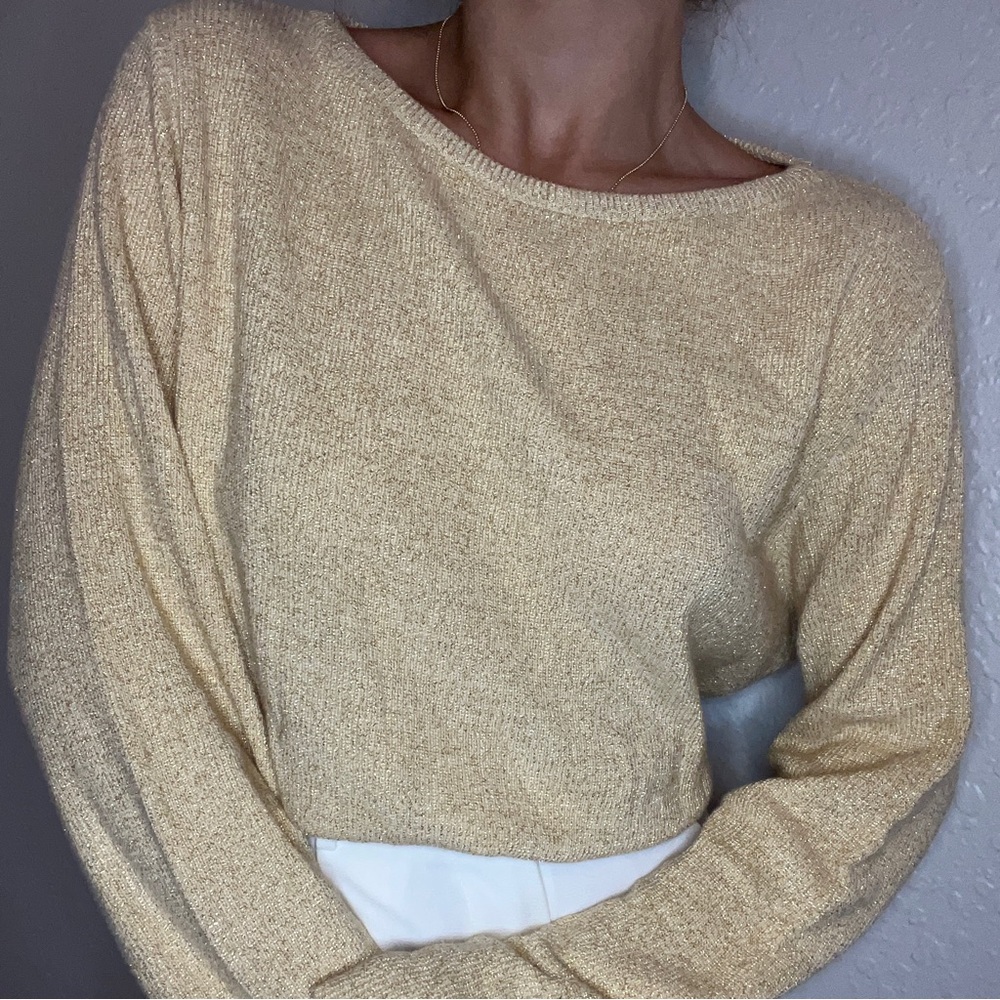 Comfy sweater in lovely yellow color.
Great for cool weather❄️